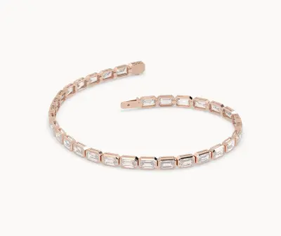3D-Rendering eines offenen Tennisarmbands aus Roségold mit quer gefassten Diamanten im Smaragdschliff in Zargenfassung, auf hellem Grund
