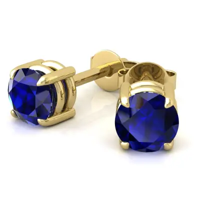 3D-Rendering eines Paars Ohrstecker mit runden blauen Edelsteinen in Vierkrappenfassungen aus Gelbgold, auf Weiß
