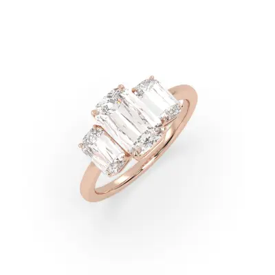 3D-Rendering eines Dreistein-Verlobungsrings aus Roségold mit drei länglichen rechteckigen Diamanten in Krappenfassungen, auf Weiß