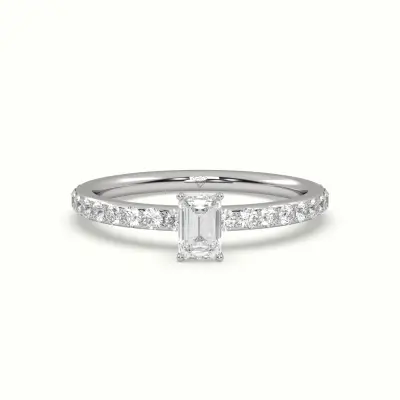 3D-Rendering eines Verlobungsrings aus Weißgold mit Diamant im Smaragdschliff auf Diamant-Pavé-Ringschiene, auf Weiß