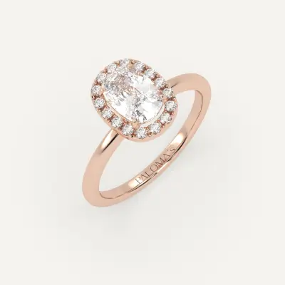 3D-Rendering eines Verlobungsrings aus Roségold mit länglichem Diamanten im Kissenschliff und Diamant-Halo, Gravur Paloma's auf der Ringschiene, auf hellem Grund