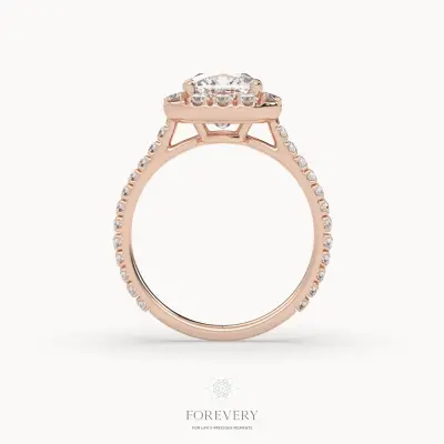 3D-Rendering eines Halo-Verlobungsrings aus Roségold mit Pavé-Ringschiene, aufrecht in Profilansicht, mit dem Forevery-Logo, auf hellem Grund