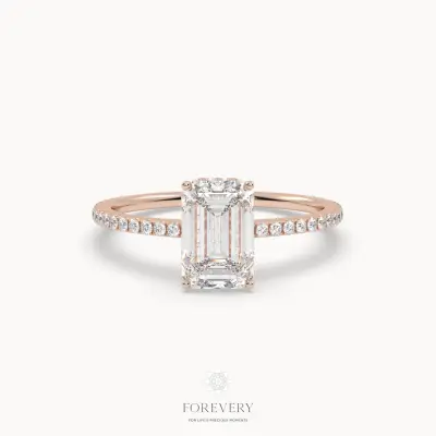 3D-Rendering eines Verlobungsrings aus Roségold mit Diamant im Smaragdschliff auf Diamant-Pavé-Ringschiene, mit dem Forevery-Logo, auf hellem Grund